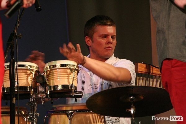 У Луцьку джазмени колядували за Україну. ФОТО