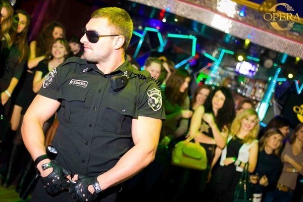 Чоловічий стриптиз у луцькому клубі. ФОТО