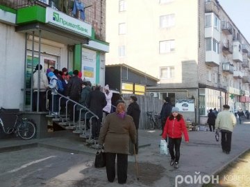 Карантин у Ковелі:  черги до банкоматів і стихійний ринок у центрі міста. ФОТО