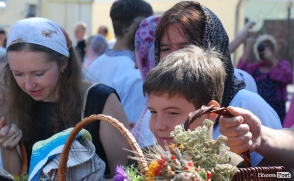 Як у Луцьку святили яблука та мед. ФОТО