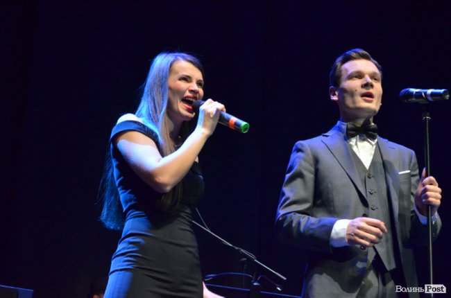 Новорічні хіти та казкова енергетика: як лучан розважали LeoBand Orchestra. ФОТОРЕПОРТАЖ