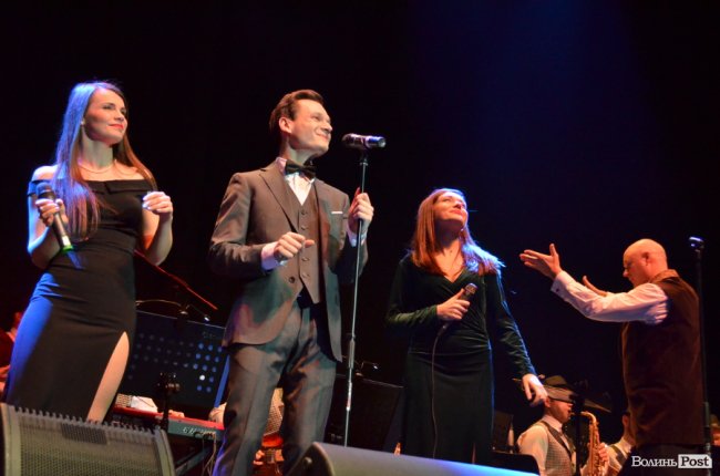 Новорічні хіти та казкова енергетика: як лучан розважали LeoBand Orchestra. ФОТОРЕПОРТАЖ