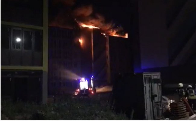 У Києві сталась масштабна пожежа у житловому комплексі. ФОТО