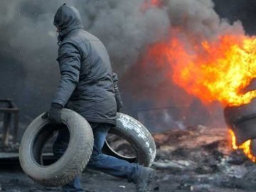 Протест на Майдані триває: на Грушевського знову палять шини