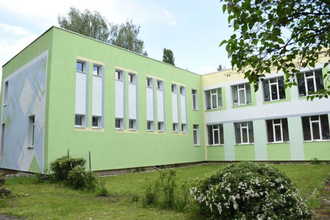 У Луцьку завершують капремонт фасаду дитячої художньої школи. ФОТО