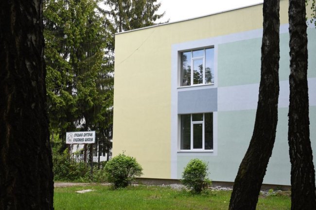 У Луцьку завершують капремонт фасаду дитячої художньої школи. ФОТО