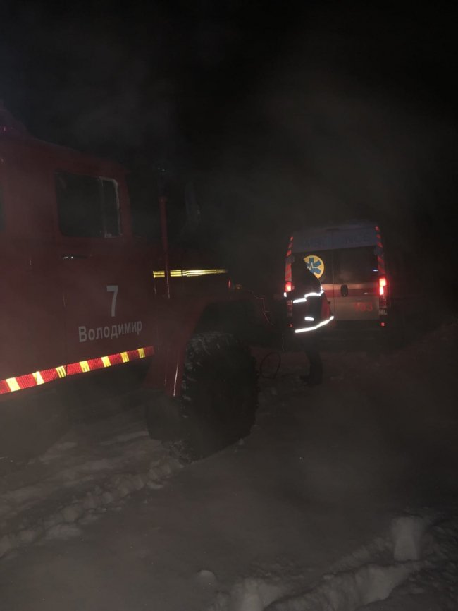 На Волині рятувальники визволили із заметів «швидку», що мчала на виклик