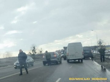 ДТП поблизу Луцька: ускладнений рух на вулиці Об`їзній