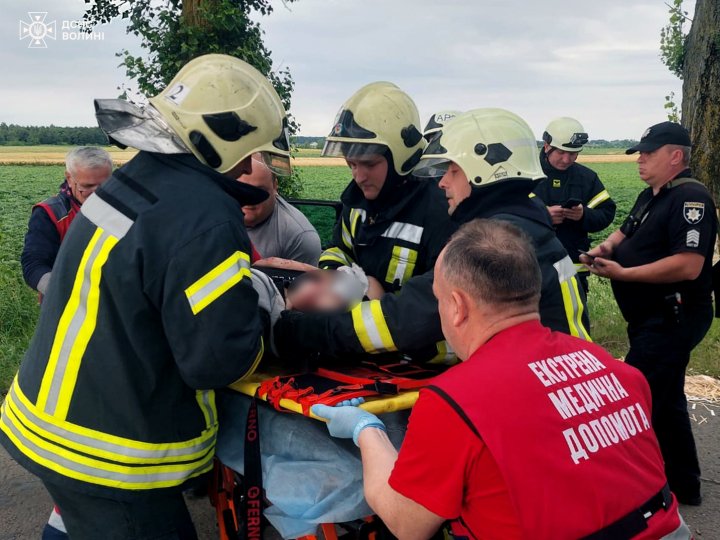 У Луцькому районі рятувальники деблокували дівчину з понівеченого під час аварії авто