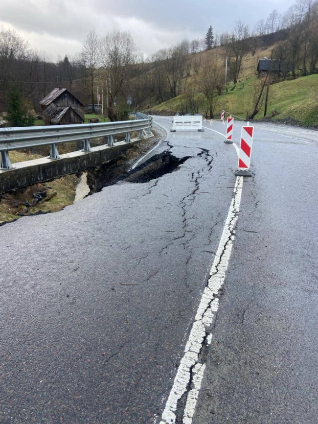 Зсуви ґрунту зруйнували дороги на Закарпатті