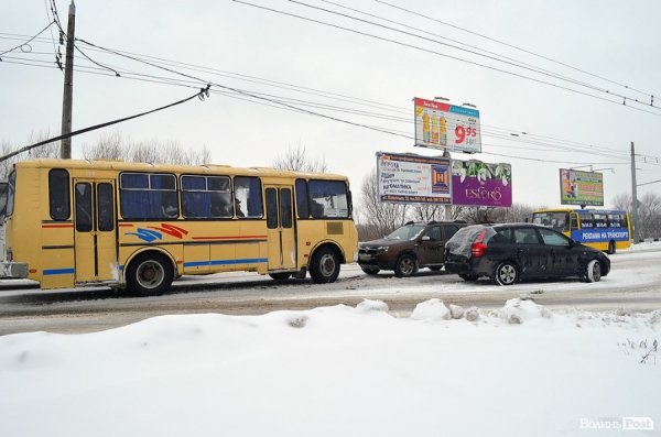 Аварія у Луцьку: люди «застрягли» у рейсовому автобусі. ФОТО