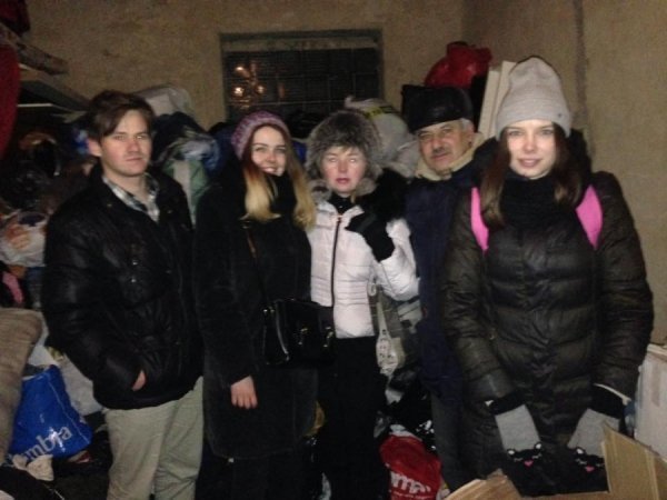 Луцькі волонтери вперше сортували речі з соціальних контейнерів