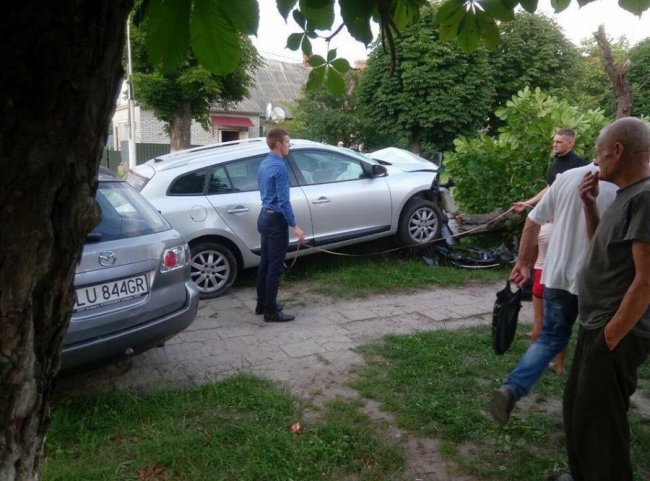 Аварія у Ківерцях: машина знесла дерево. ФОТО