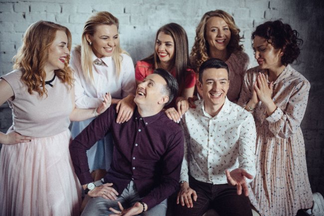 Луцькі телеведучі знялись у фотосесії в стилі «Friends». ФОТО