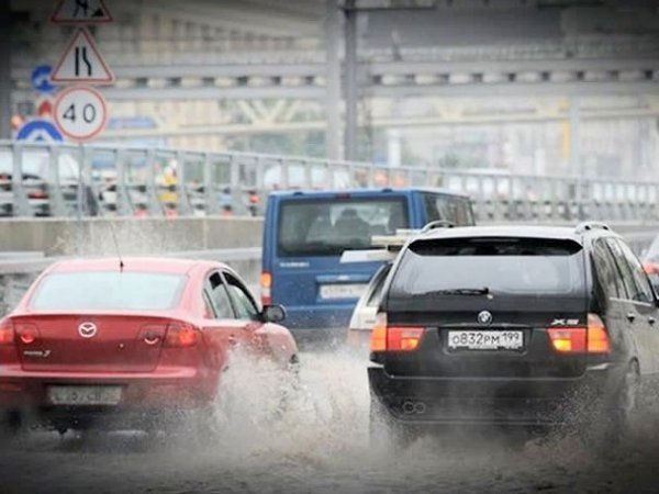 У Росії зливи перетворили дороги на річки, а машини – на човни. ФОТО