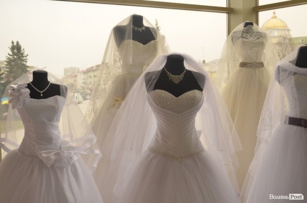 У Луцьку показали «весілля по-новому». ФОТО