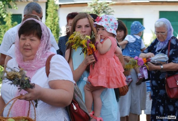 Як у Луцьку святили яблука та мед. ФОТО