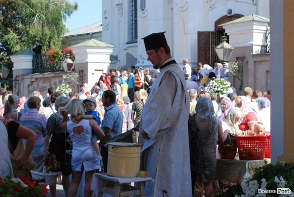Як у Луцьку святили яблука та мед. ФОТО