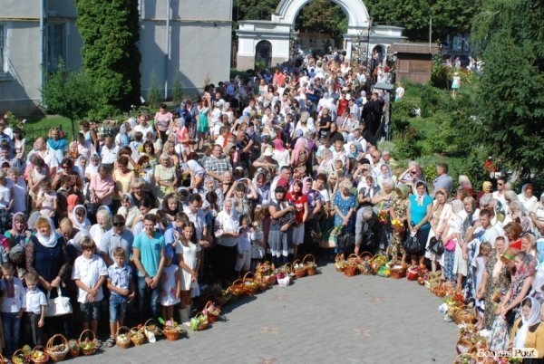 Як у Луцьку святили яблука та мед. ФОТО