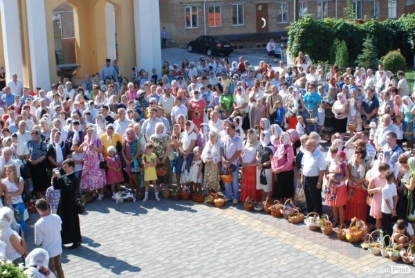 Як у Луцьку святили яблука та мед. ФОТО