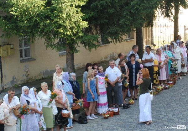 Як у Луцьку святили яблука та мед. ФОТО