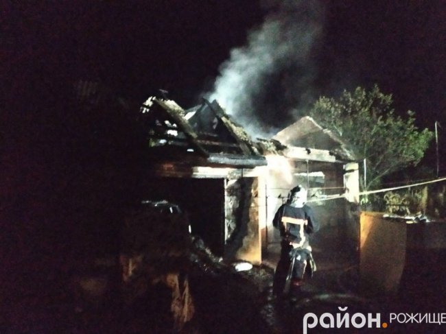 У Рожищі вночі горіли два гаражі і літня кухня. ФОТО
