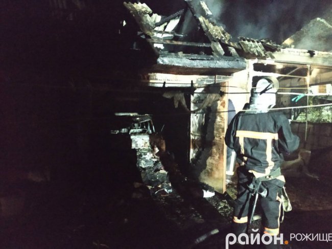 У Рожищі вночі горіли два гаражі і літня кухня. ФОТО