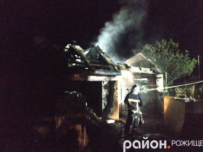 У Рожищі вночі горіли два гаражі і літня кухня. ФОТО