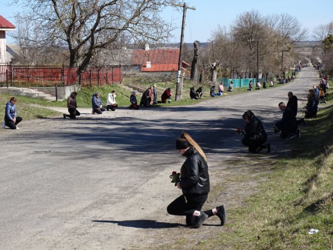 Навколішки проводжала уся громада: на Волині попрощалися із полеглим за Україну воїном