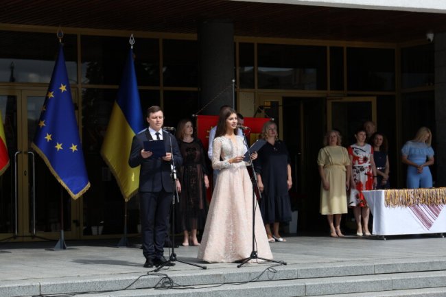 Вручення медалей випускникам у Луцьку: як це було