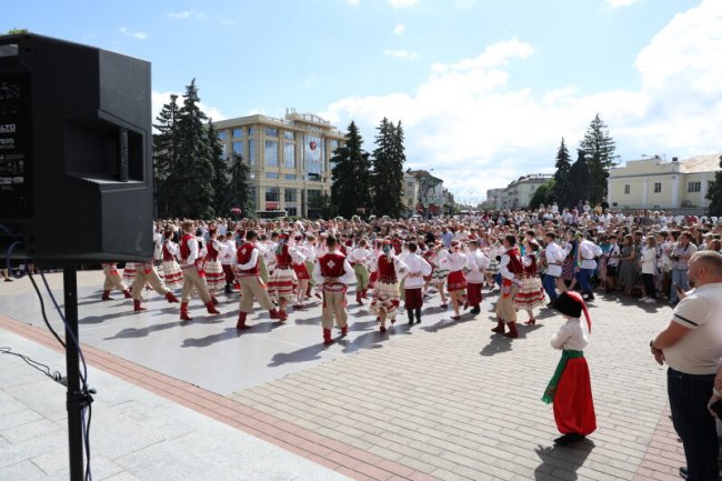 Вручення медалей випускникам у Луцьку: як це було