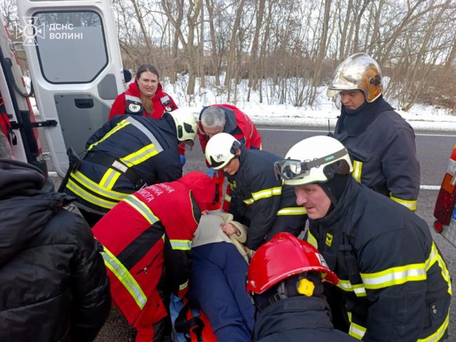 На Волині водійка авто зіткнулась з деревом