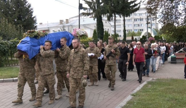 У 18 років пішов у військо: у Луцьку попрощалися з 20-річним воїном-сиротою Максимом Нагорним