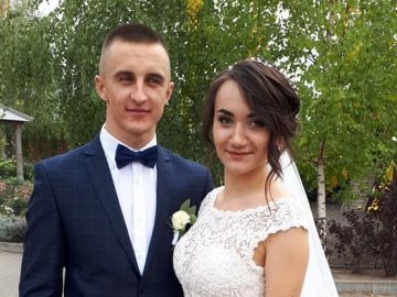 Луцькі муніципали зворушливо привітали колегу з весіллям