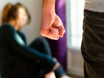 У Луцьку чоловік побив знайому, за що й відповів у суді