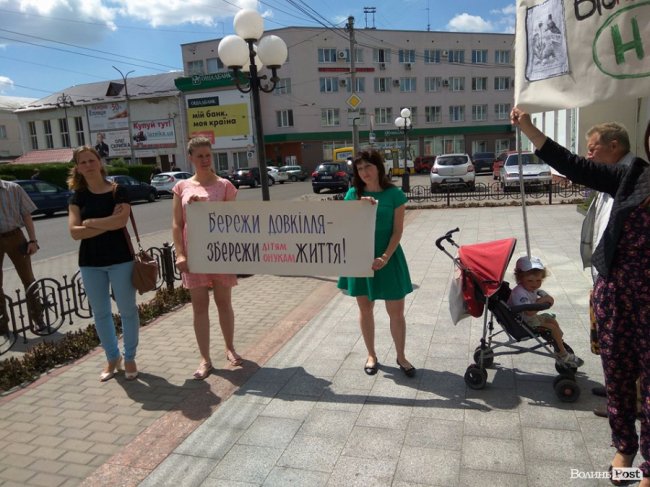 «Дістав сморід!»: у Луцьку пікетують суд