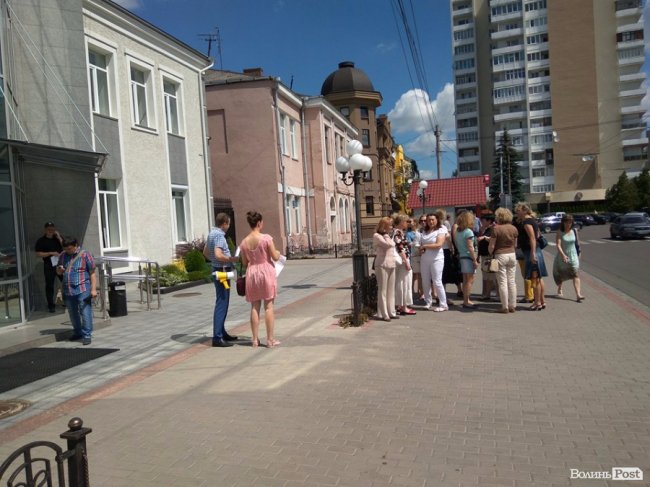 «Дістав сморід!»: у Луцьку пікетують суд