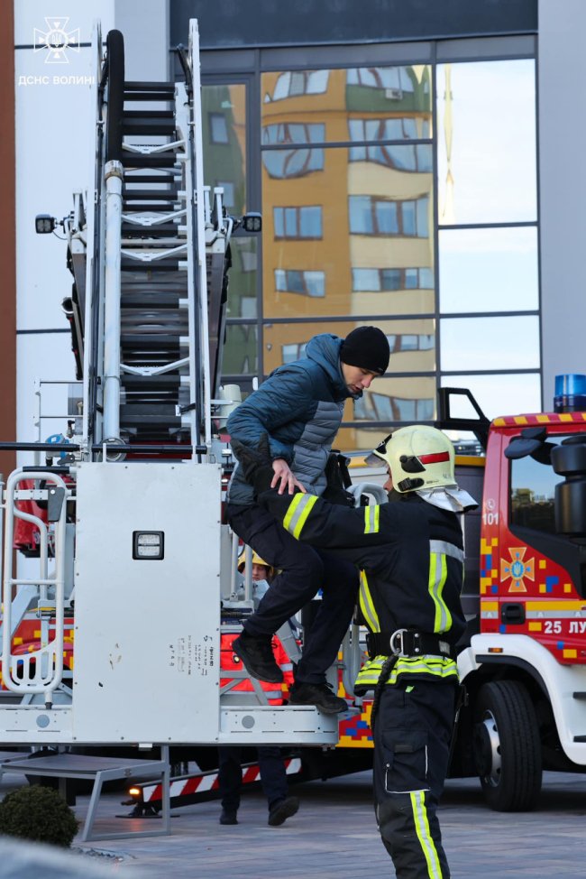 Гасили пожежі та рятували людей  в одному з готелів міста: у Луцьку відбулися навчання вогнеборців