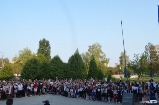 Свято першого дзвоника у луцькій школі №22. ФОТО