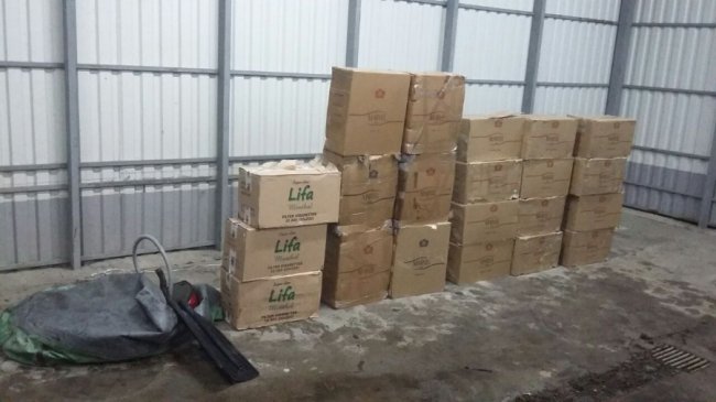 На човні і з куривом: на Волині затримали контрабандистів