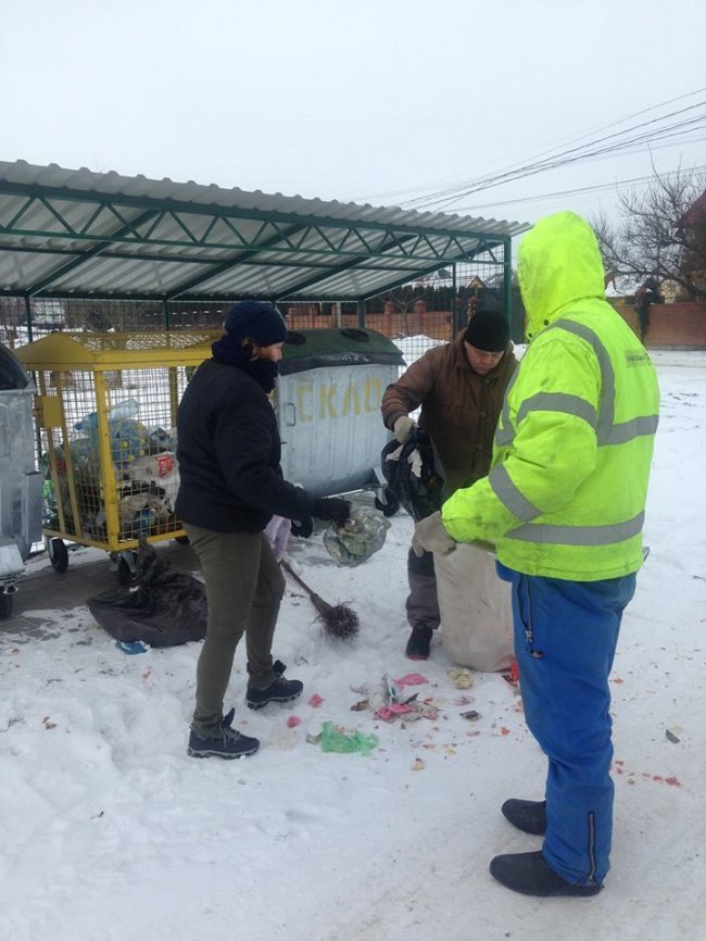 У селі під Луцьком скаржаться на нечупар, які розкидали сміття. ФОТО