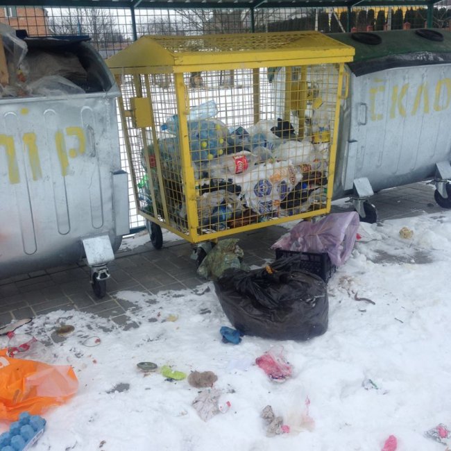 У селі під Луцьком скаржаться на нечупар, які розкидали сміття. ФОТО