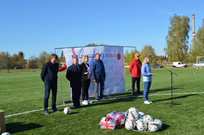 У Ковелі відкрили найбільше на Волині футбольне поле зі штучним покриттям. ФОТО
