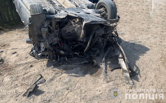 На Волині 28-річна водійка зіткнулася із бетонним парканом і стовпом та перекинулася: семеро постраждалих