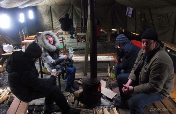 В Одесі замурували вхід в ОДА. ФОТО