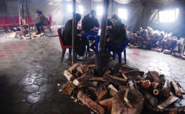 В Одесі замурували вхід в ОДА. ФОТО