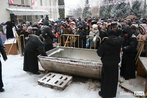 У Луцьку на  Водохреще близько  сотні людей купалися в крижаній воді. ФОТО