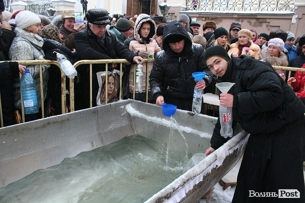 У Луцьку на  Водохреще близько  сотні людей купалися в крижаній воді. ФОТО