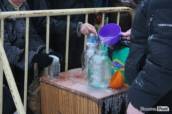 У Луцьку на  Водохреще близько  сотні людей купалися в крижаній воді. ФОТО