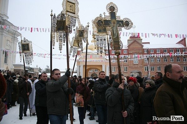 У Луцьку на  Водохреще близько  сотні людей купалися в крижаній воді. ФОТО